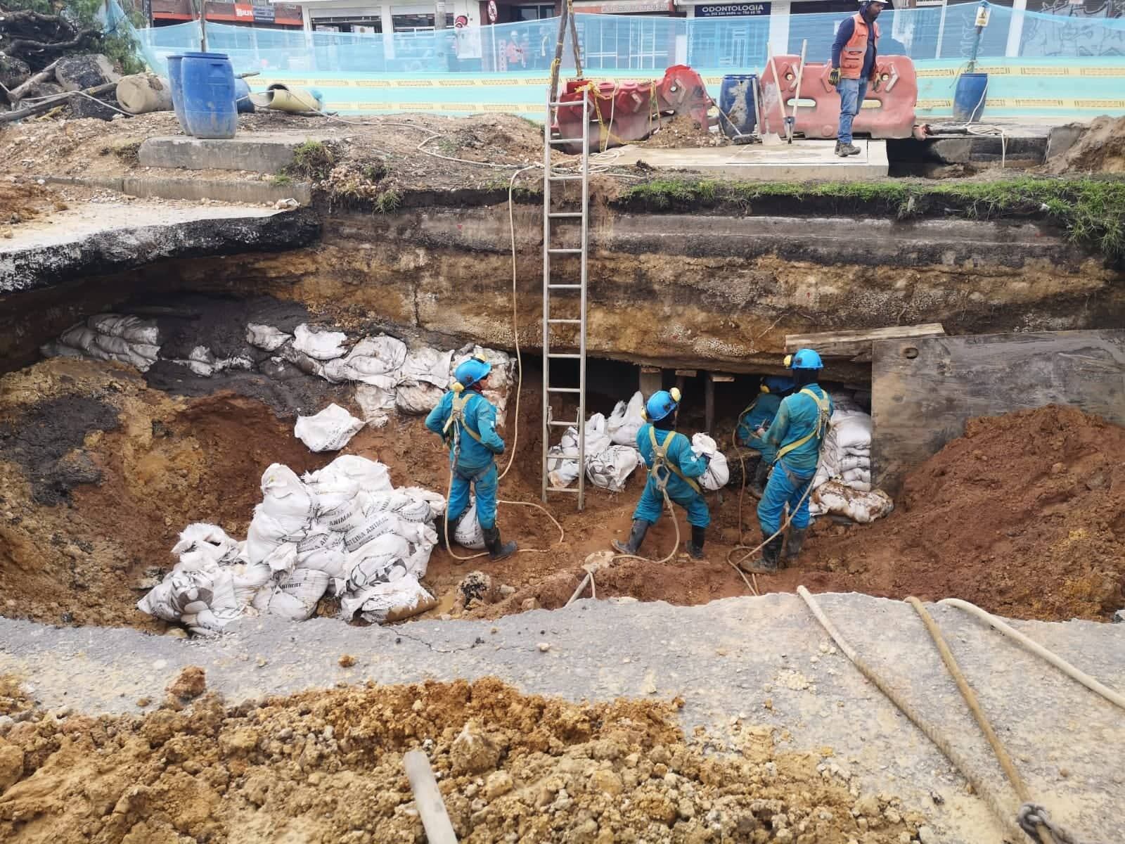 Dentro de las obras de traslado de redes de acueducto para darle paso a la primera línea del Metro se presentó un hundimiento en la vía a la altura de la Avenida Villavicencio con carrera 79 de la localidad de Kennedy.