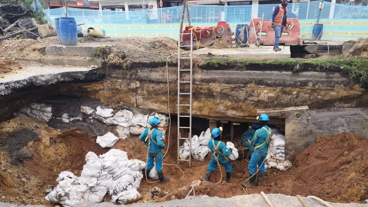 Dentro de las obras de traslado de redes de acueducto para darle paso a la primera línea del Metro, se presentó un hundimiento en la vía a la altura de la avenida Villavicencio con carrera 79 de la localidad de Kennedy.