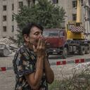Iryna Shulimova, de 59 años, llora al ver la destrucción de varios edificios de apartamentos por un cohete ruso, el domingo 10 de julio de 2022, en Chasiv Yar, región de Donetsk, en el este de Ucrania. Foto: AP/Nariman El-Mofty.