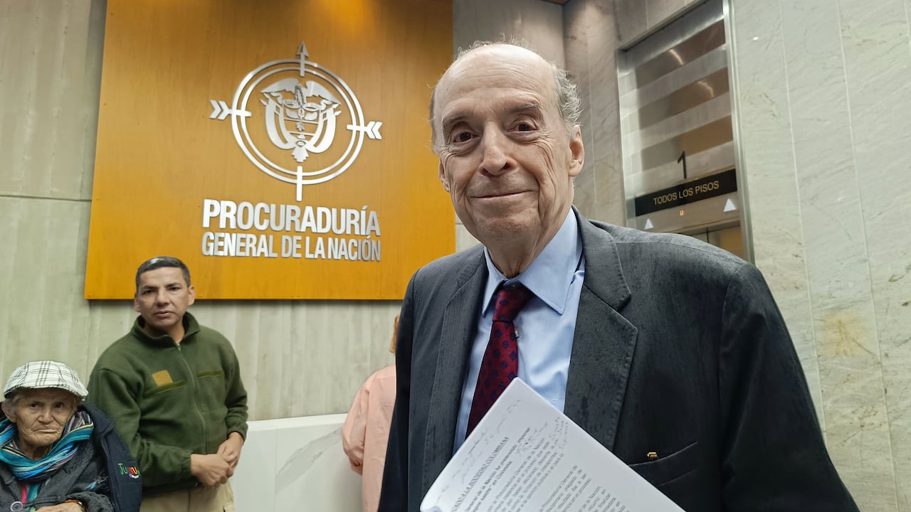El excanciller Álvaro Leyva en la Procuraduría General tras el fallo que lo sancionó por diez años para ejercer cargos públicos.