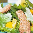 Ensalada con pollo apanado en ajonjolí acompañado con vinagreta de curry y hierbabuena