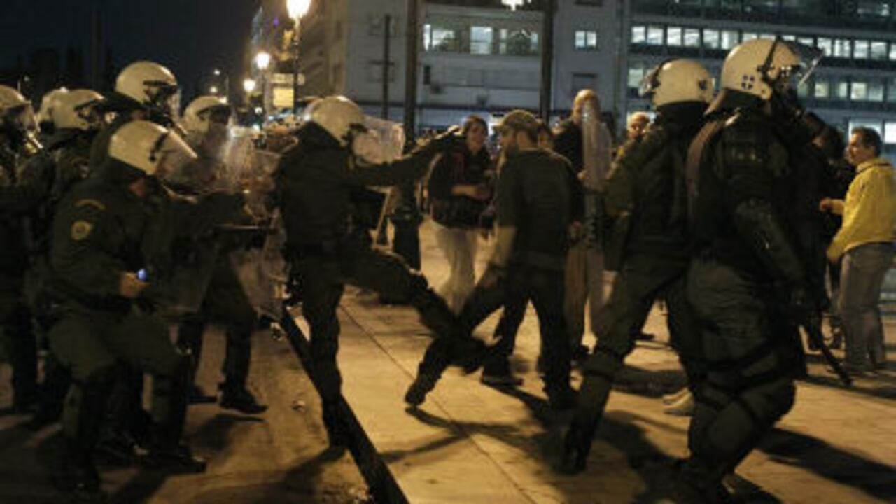n grupo de manifestantes se enfrenta a la policía el jueves, durante una protesta por las condiciones económicas que llevaron a un jubilado a quitarse ayer la vida frente al Parlamento en Atenas, Grecia.