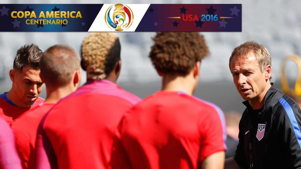 Jürgen Klinsmann dirige un entrenamiento de la selección Estados Unidos, previo al enfrentamiento contra Costa Rica.
