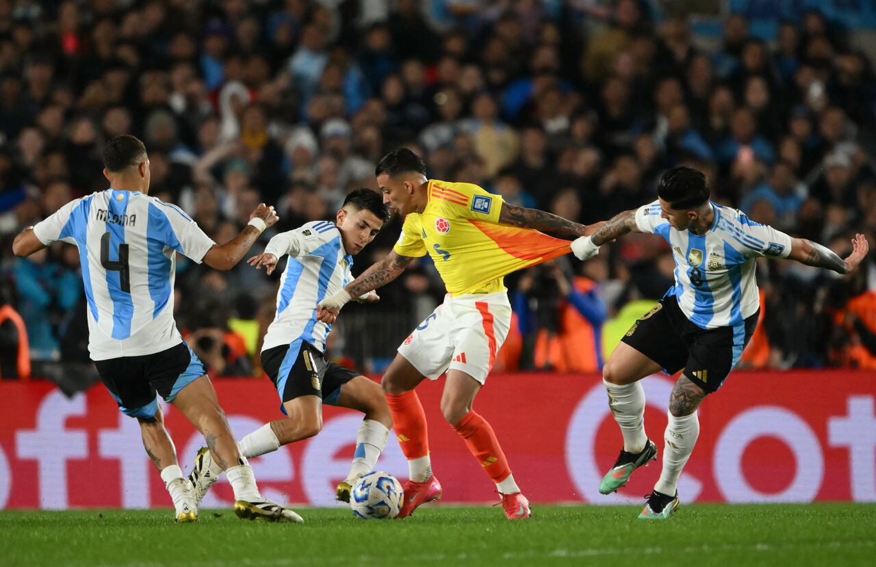 Kevin Castaño luchando por el esférico en medio de toda la marca argentina.