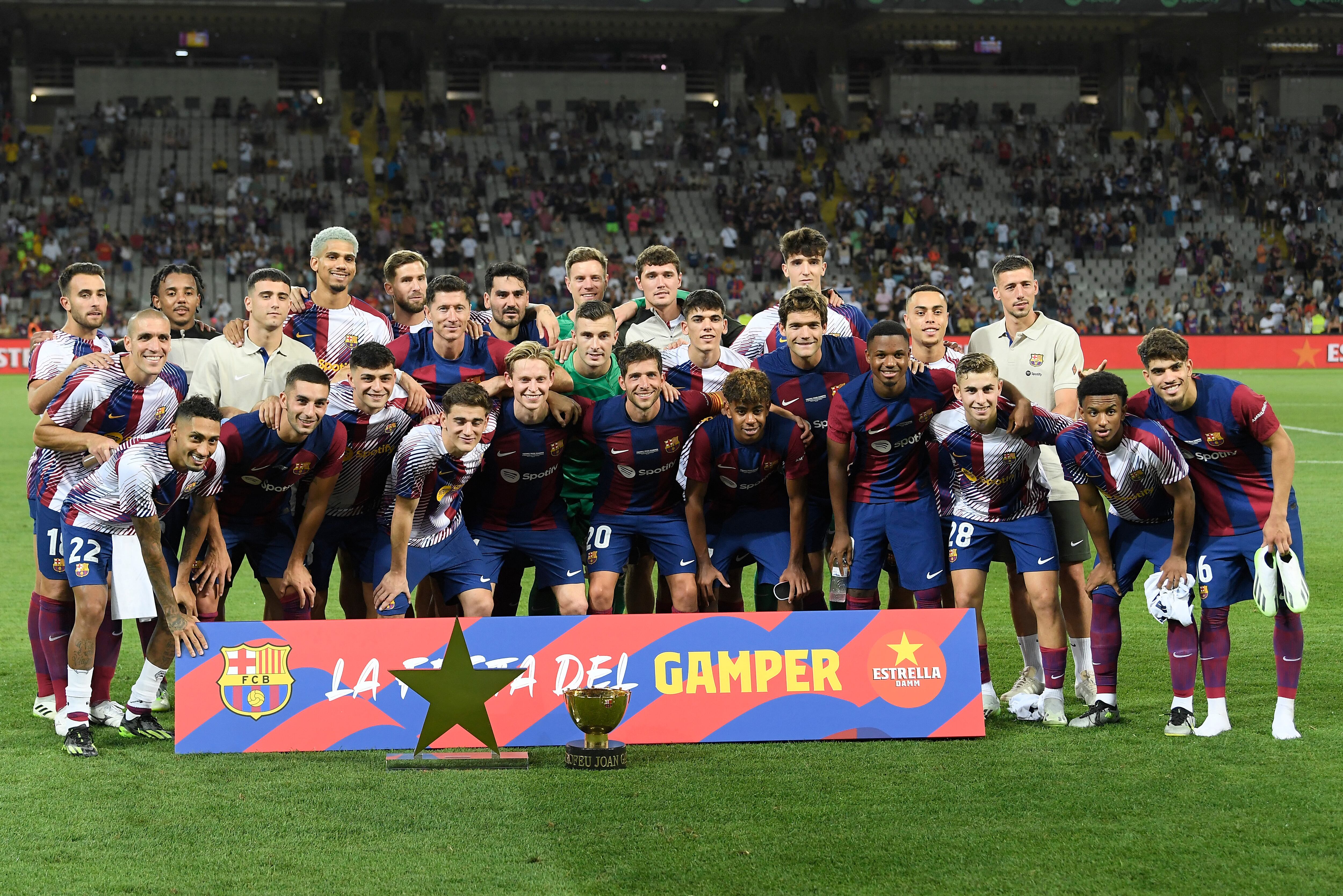 Los jugadores del Barcelona posan con su trofeo tras ganar el 58º partido de fútbol del Trofeo Joan Gamper contra el Tottenham Hotspur FC en el Estadi Olímpic Lluis Companys de Barcelona el 8 de agosto de 2023.