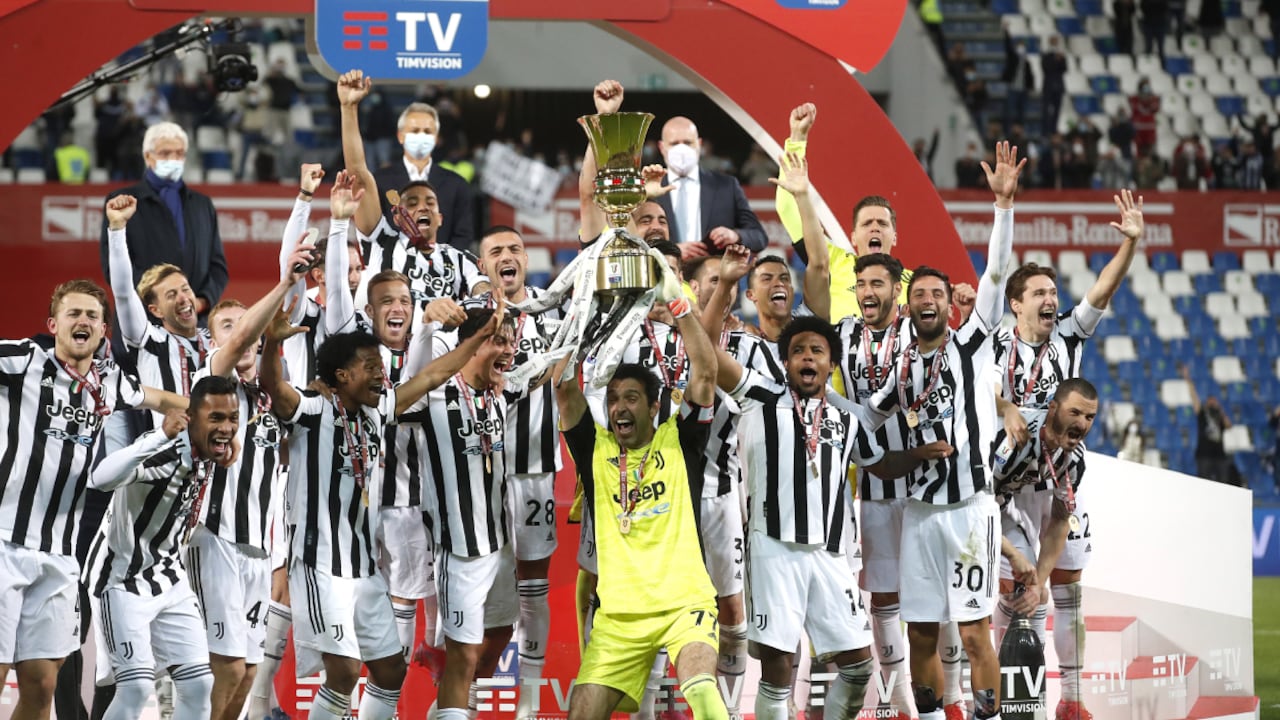 Los jugadores de la Juventus festejan la coronación en la Copa Italia el miércoles 19 de mayo de 2021, luego de vencer al Atalanta en la final (AP Foto/Antonio Calanni)