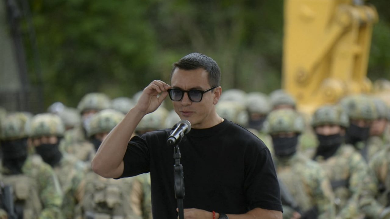 El presidente de Ecuador, Daniel Noboa, habla durante la inauguración de la construcción de una prisión de máxima seguridad para 800 presos en la ciudad costera de Santa Elena, Ecuador, el 21 de junio de 2024. (Foto de Gerardo MENOSCAL / AFP)
