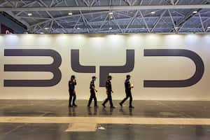 Autoridades brasileñas frenaron la construcción de la planta de BYD en ese país por supuestas prácticas de esclavitud; contratista encargado de los empleados rechazó las acusaciones.