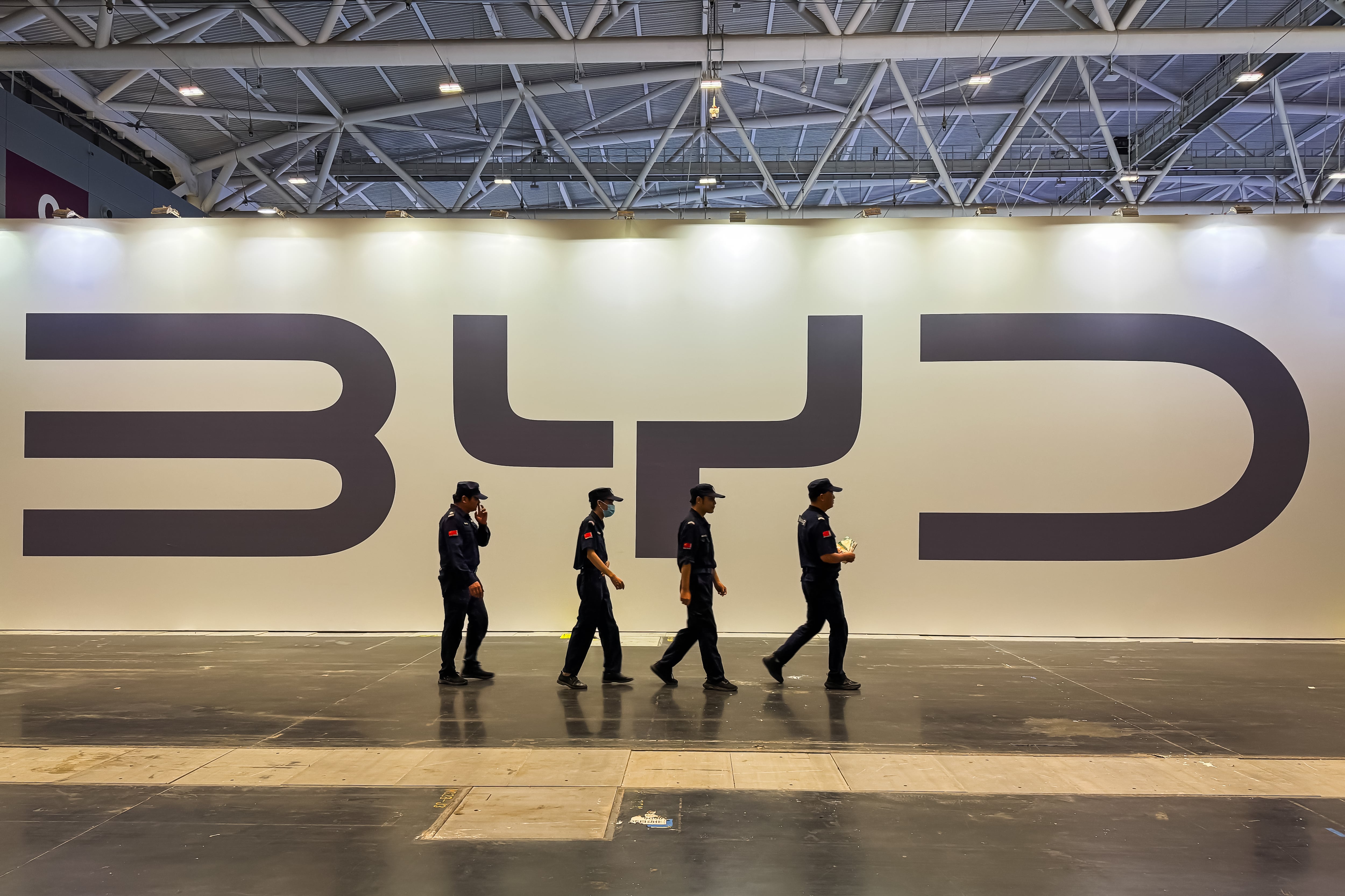 Autoridades brasileñas frenaron la construcción de la planta de BYD en ese país por supuestas prácticas de esclavitud; contratista encargado de los empleados rechazó las acusaciones.