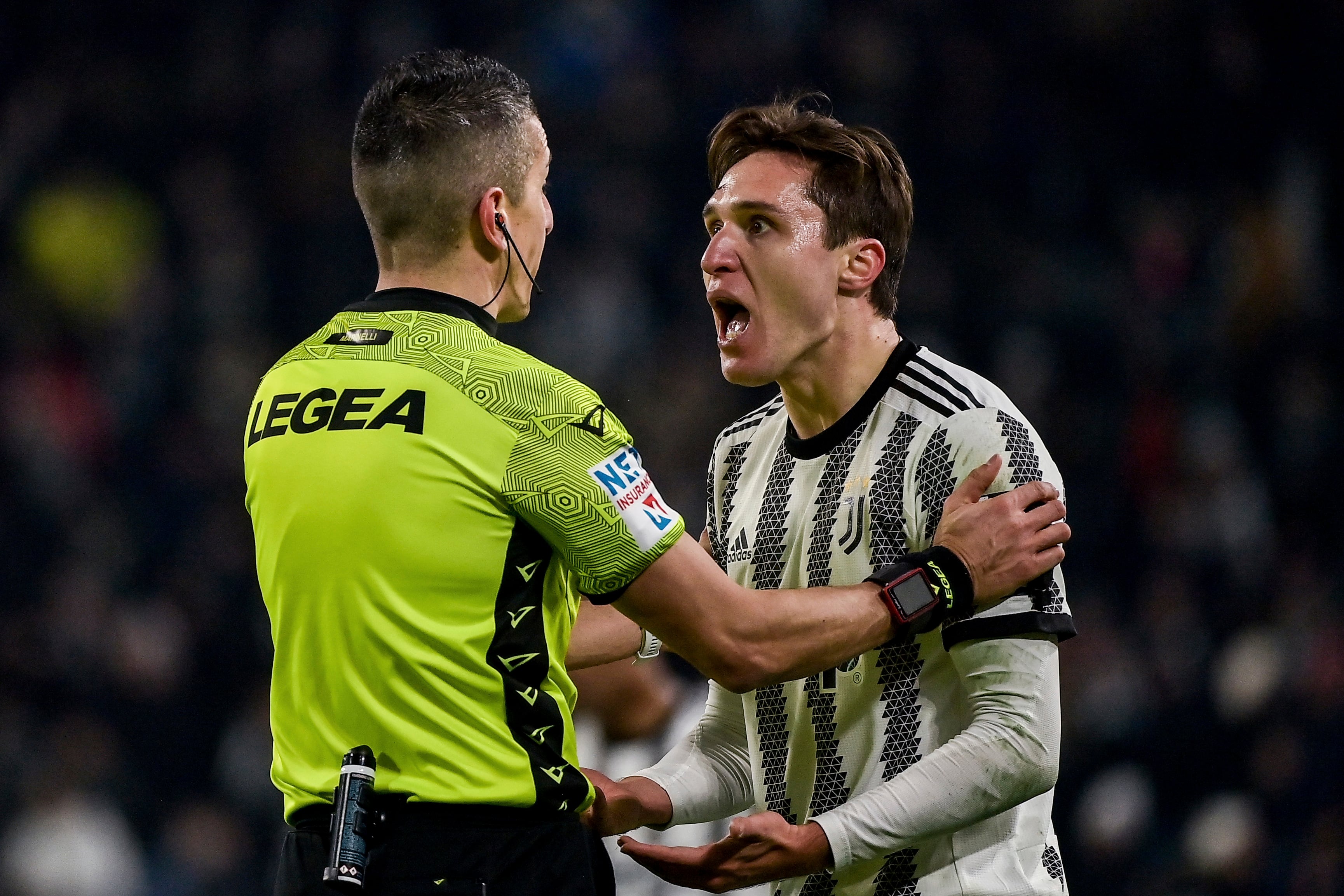 Federico Chiesa discute con el árbitro durante el partido ante Atalanta