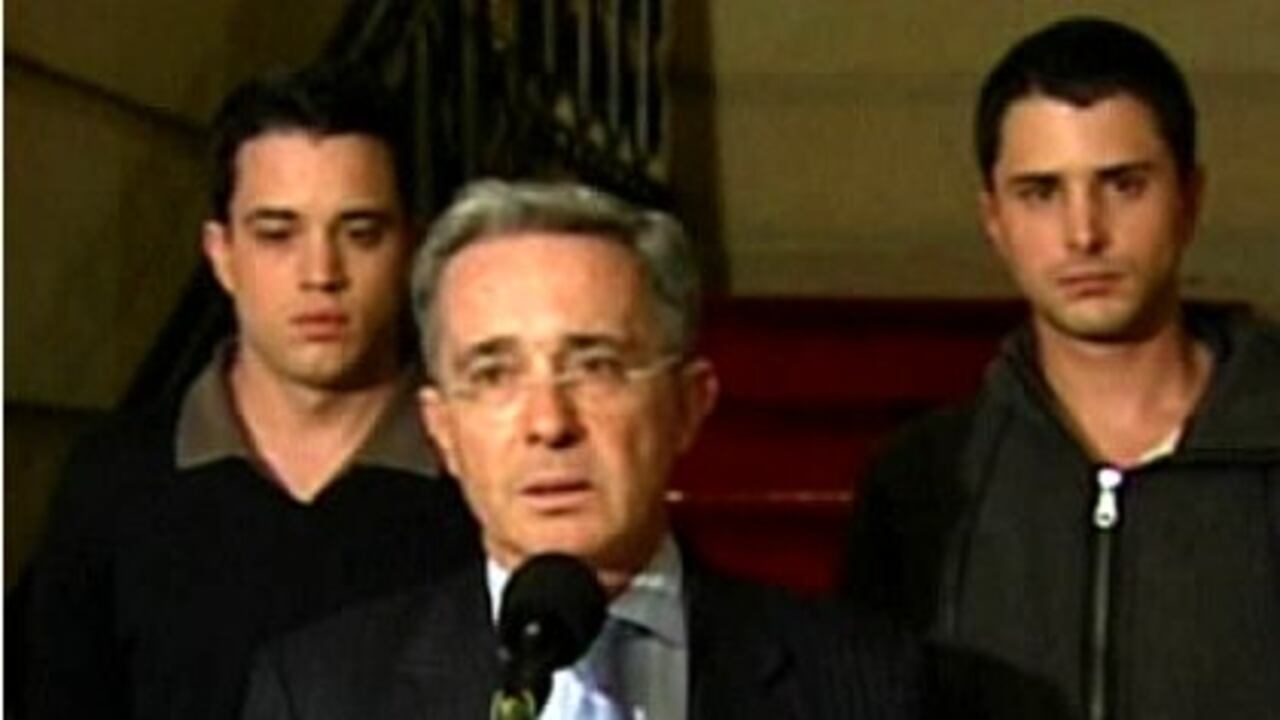 Junto a sus hijos Tomás y Jerónimo el presidente Álvaro Uribe dijo que ellos "no han intervenido en nombramientos, contratos, en decisiones del Estado".