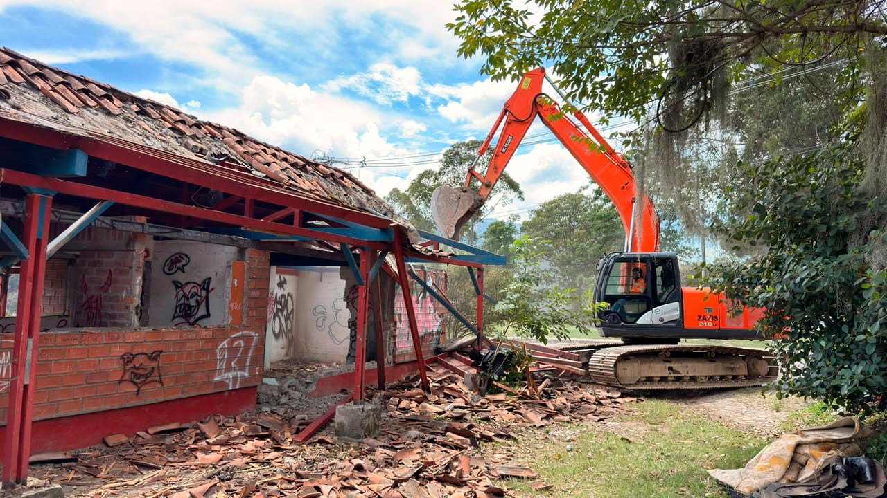 Demolición pesebreras Medellín.