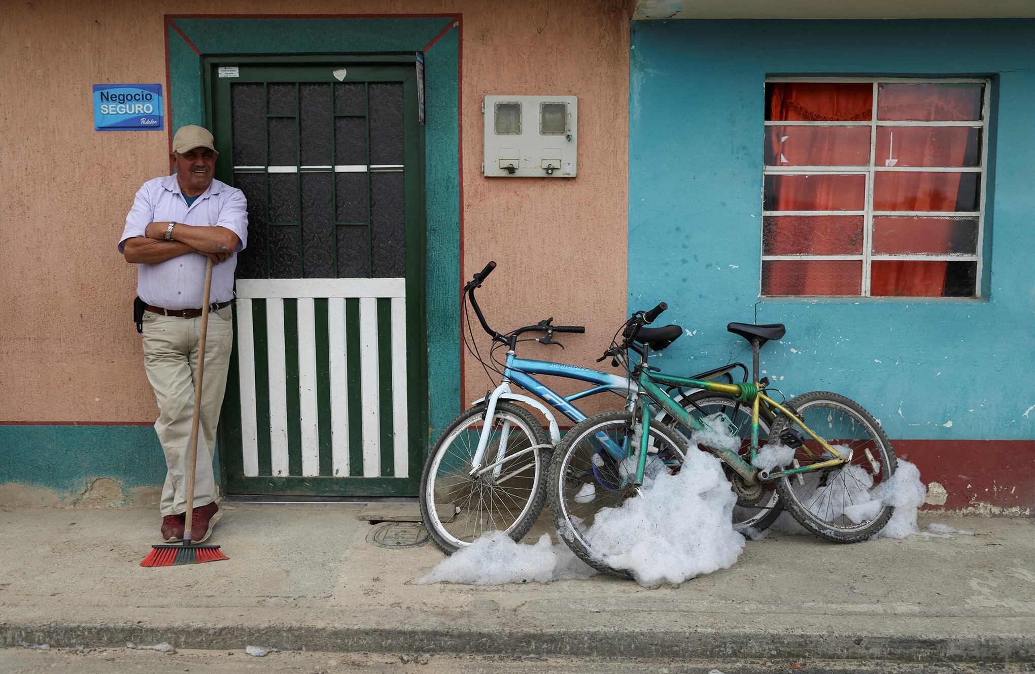 Residentes huyen de la espuma del río Balsillas