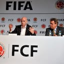 El presidente de la FCF Ramón Jesurún acompañado de Gianni Infantino (presidente de la FIFA) y Alejandro Domínguez (presidente de Conmebol)