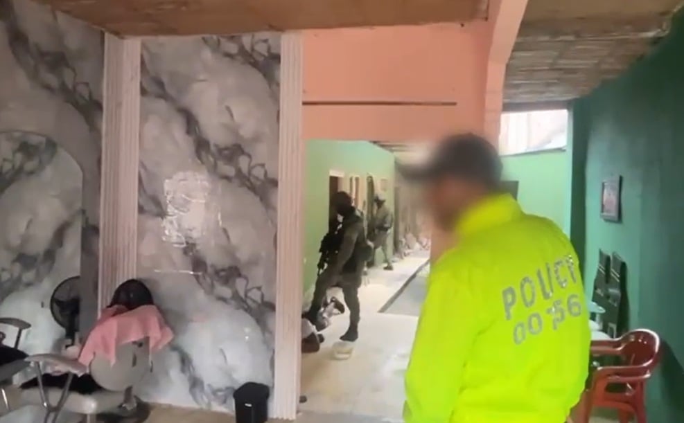 Alias Johan Chuqui, presunto integrante del grupo delincuencial Los Dandy, fue capturado por orden judicial y dejado a disposición de las autoridades competentes por el delito de fabricación, tráfico, porte o tenencia de armas de fuego y municiones.