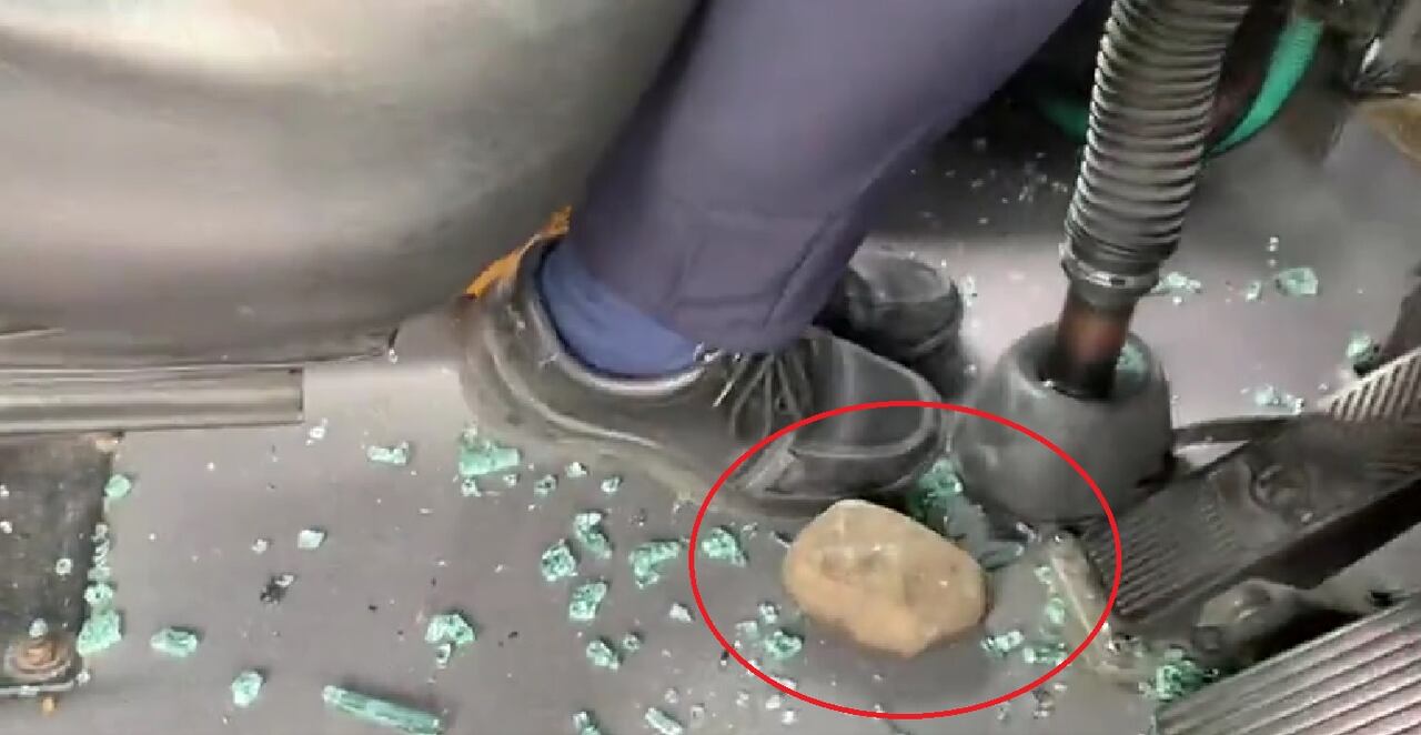 ¿Hasta cuándo? Se registró una nueva agresión contra el MIO en Cali, un motociclista cogió a piedra uno de los buses.