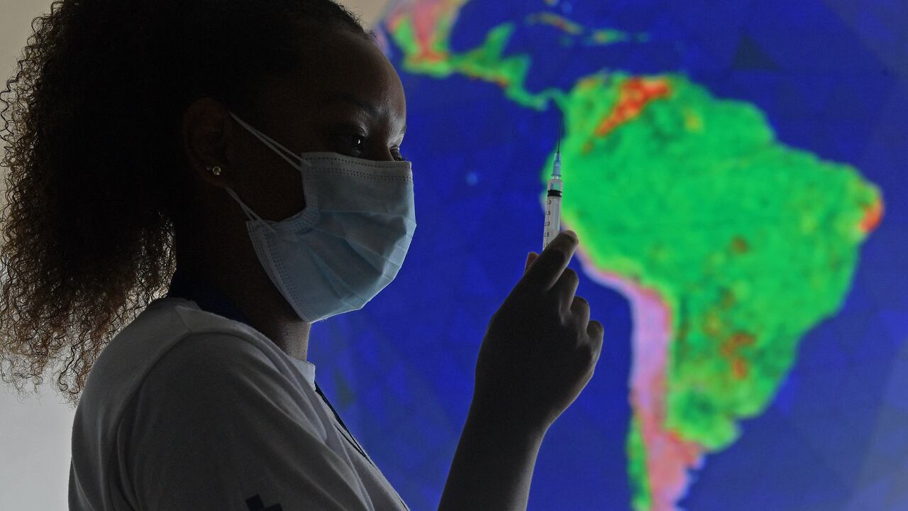 las tasas de vacunación se han desplomado, y no solo para el covid-19, dejando a millones expuestos a enfermedades que alguna vez fueron erradicadas.