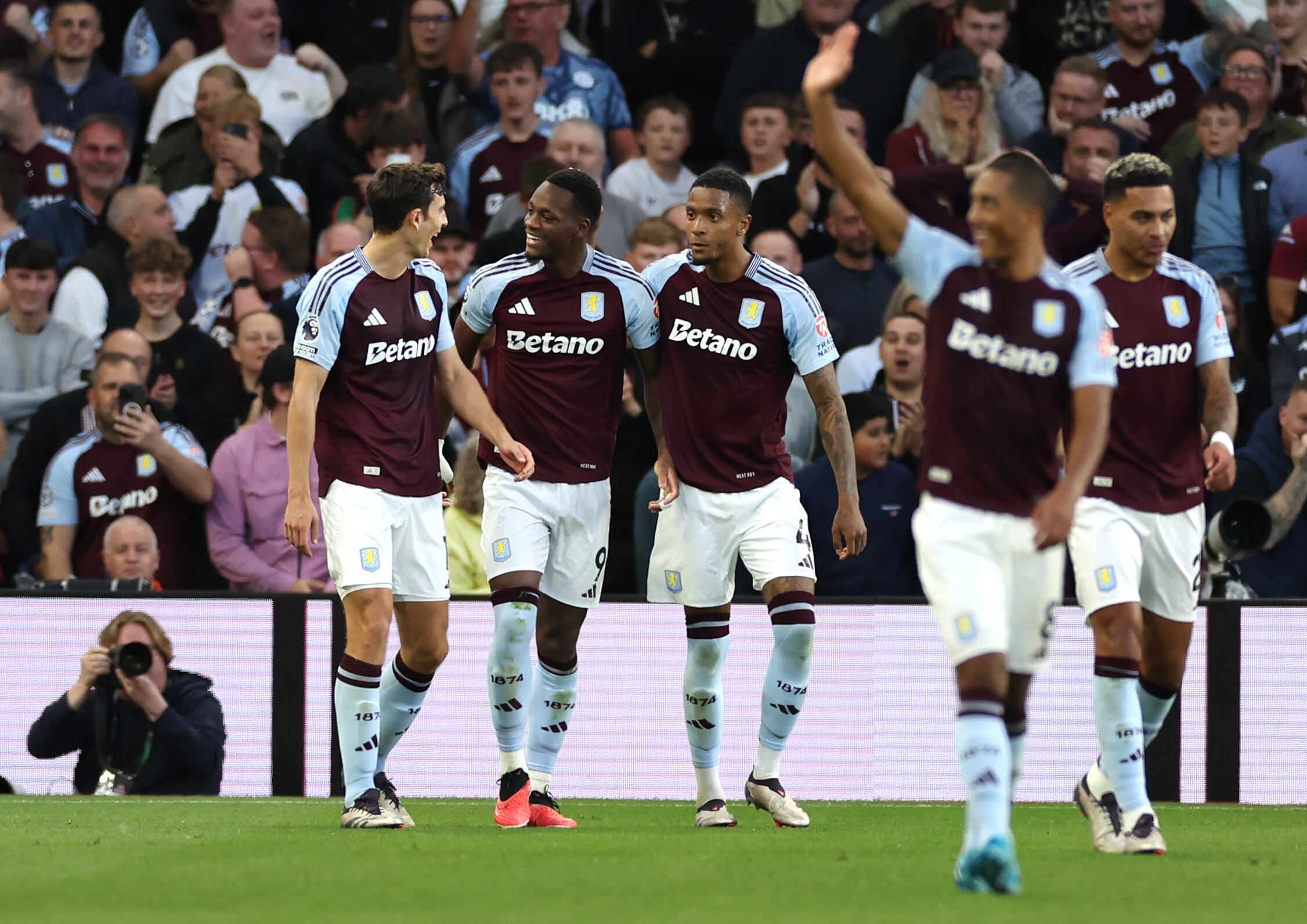 Jhon Duran, del Aston Villa, celebra el tercer gol de su equipo con un compañero durante el partido de la Premier League entre el Aston Villa FC y el Everton FC en Villa Park el 14 de septiembre de 2024 en Birmingham, Inglaterra.