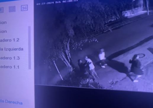 Momento exacto en la que la pareja de amigos es abordada por los delincuentes