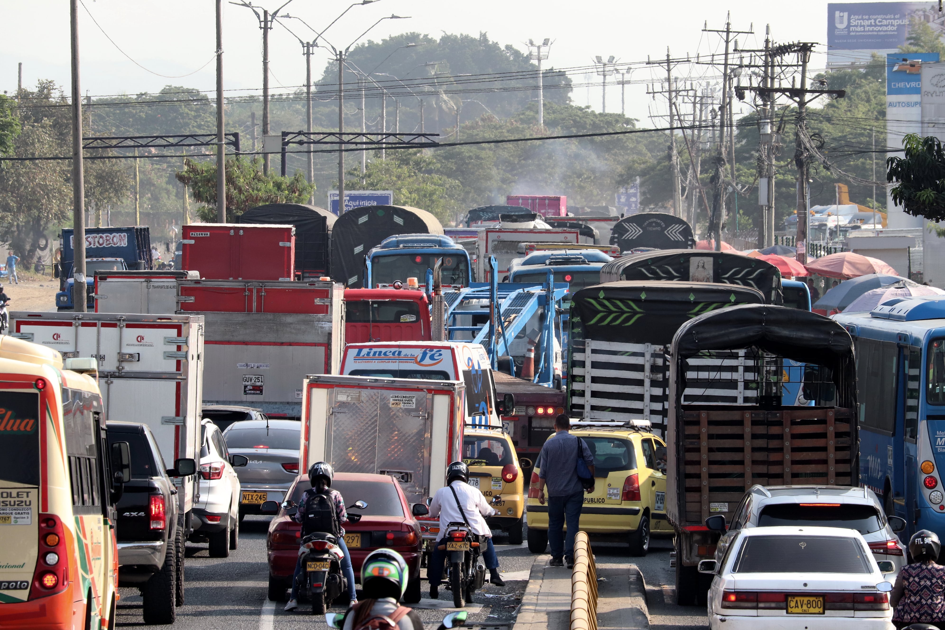 Paro de camioneros en Cali, se presentan bloqueos en paso del comercio, sameco y portada al mar.