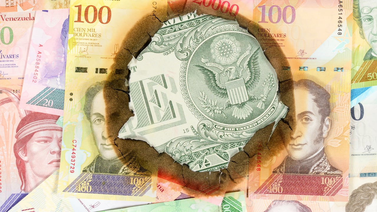 Mientras que el dólar es un referente internacional, los bolívares enfrentan retrocesos económicos.