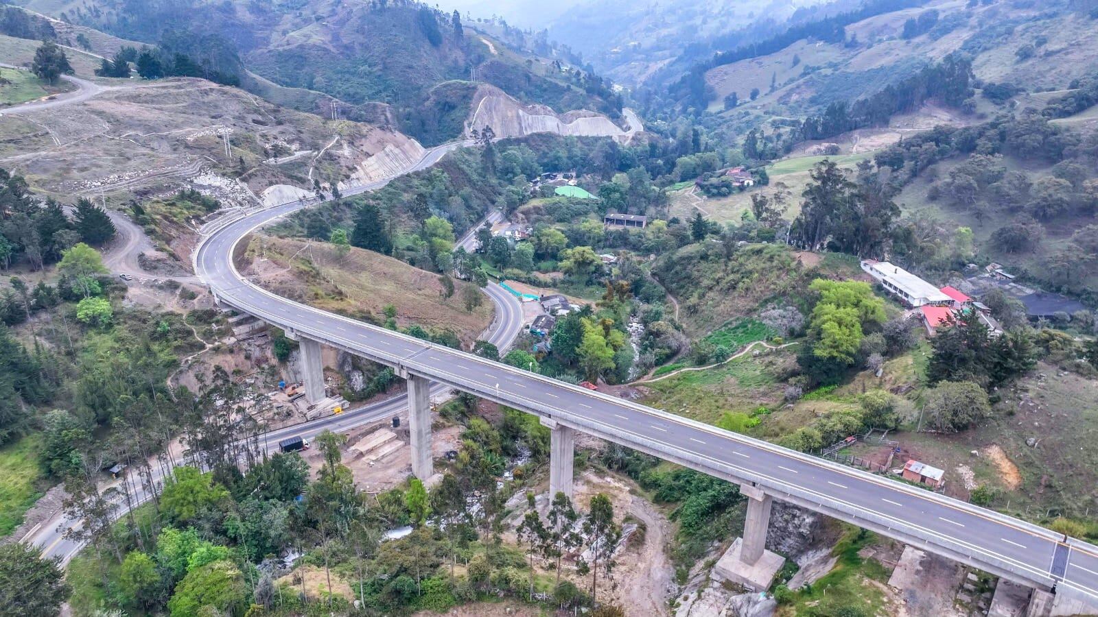 Esta vía pertenece a la Unidad Funcional 2, el cual es un tramo con velocidad de diseño de 60 km/h.