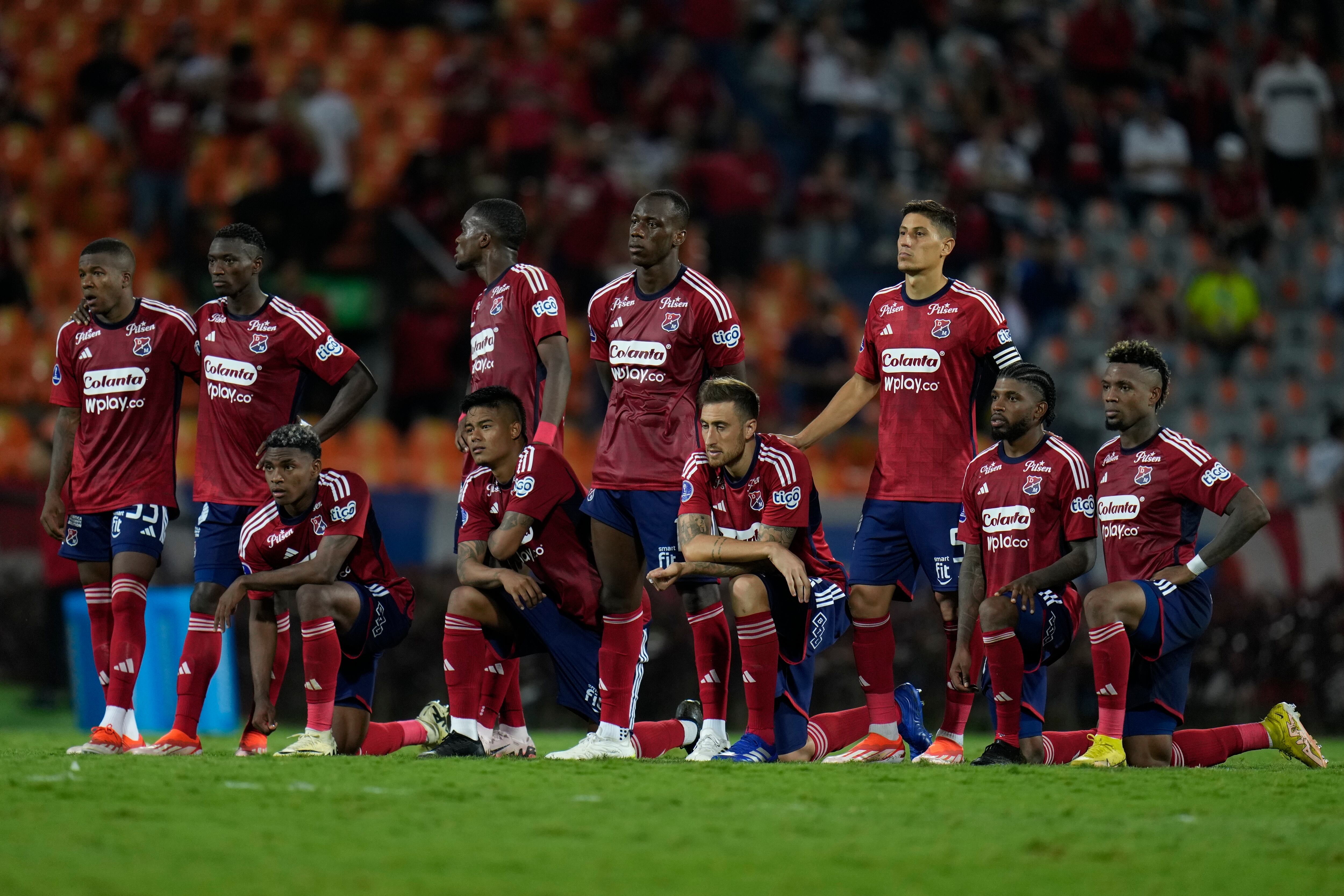 Los jugadores del Independiente Medellín de Colombia reaccionan tras perder la tanda de penales en el partido de vuelta de los cuartos de final de la Copa Sudamericana contra el Lanús de Argentina en el estadio Atanasio Girardot en Medellín, Colombia, el miércoles 25 de septiembre de 2024. (Foto AP/Fernando Vergara)