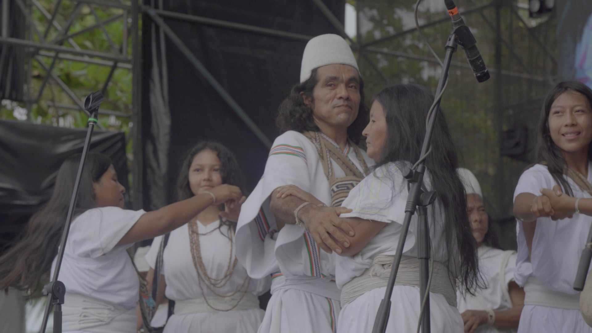 La gran revelación de Soulstice Dance 2025 fue la presentación de Kandymaku y su colectivo cultural, integrado por cerca de 20 músicos indígenas, entre hombres y mujeres acordeoneras, maraqueras y cantadores ancestrales, quienes hicieron vibrar al público con sonidos tradicionales, cantos ceremoniales y ritmos que nacen del corazón espiritual del mundo.