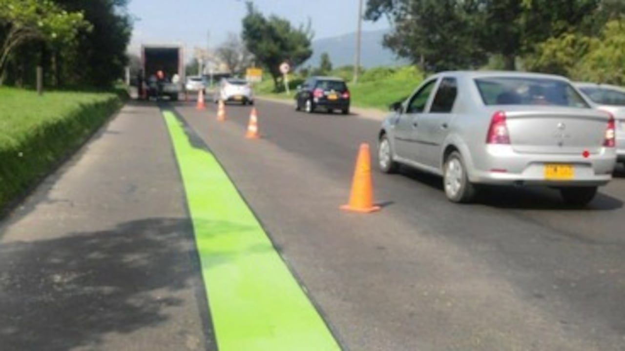 La señalización que se adelanta en la calzada oriental de la autopista norte entre las calles 170 y 245, en sentido sur-norte, corresponde al carril preferencial para buses escolares que Bogotá implementa desde 2017.