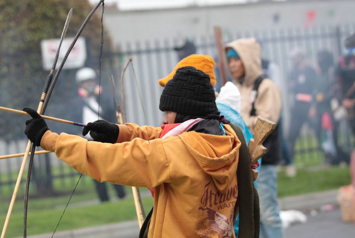 Manifestante en Bogotá lanzándole flechas a las autoridades, el 17 de octubre de 2025