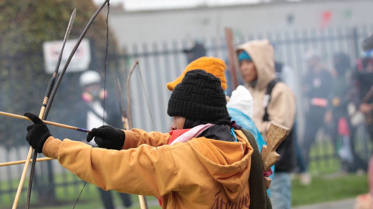 Manifestante en Bogotá lanzándole flechas a las autoridades, el 17 de octubre de 2025