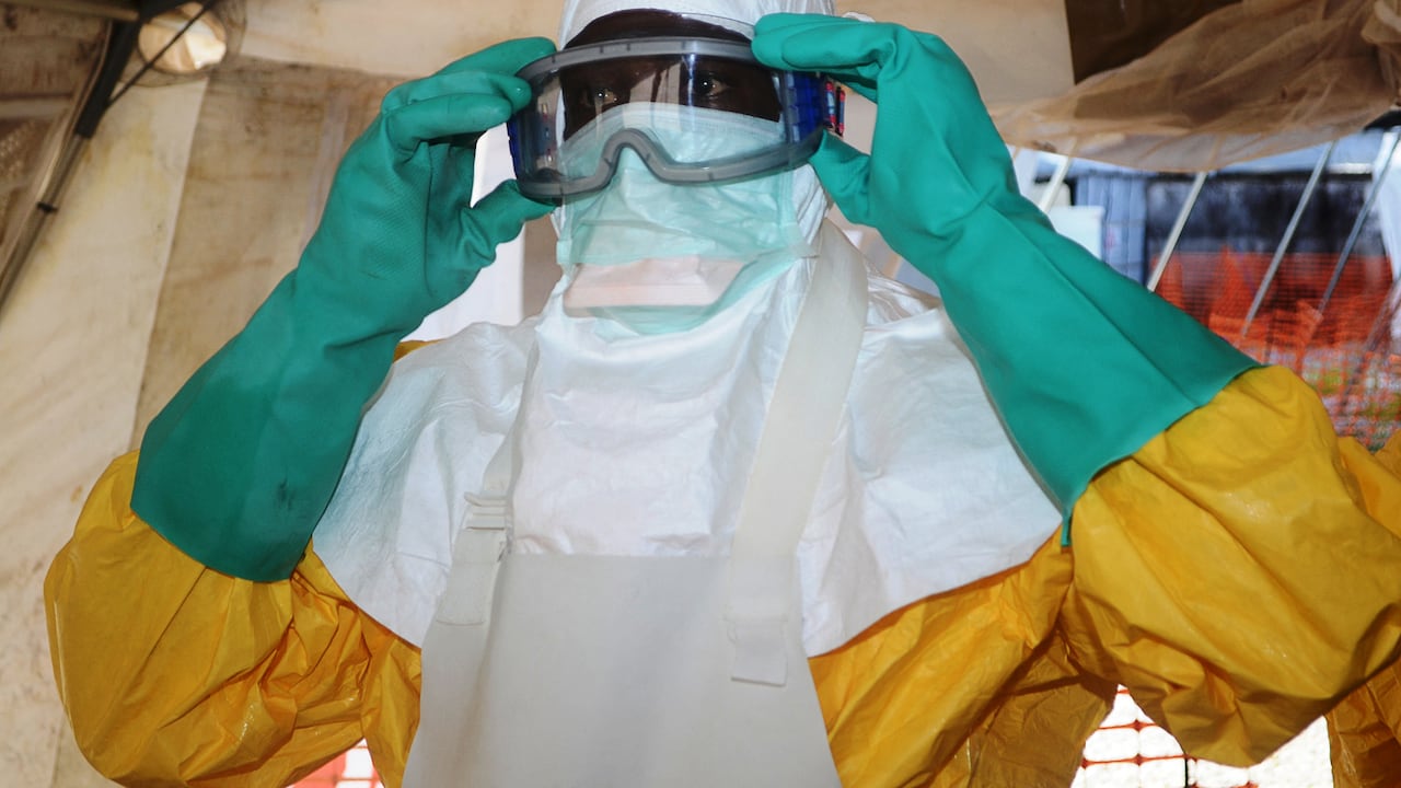 La OMS y científicos internacionales trabajan en vacunas experimentales para contener el brote de Ébola.