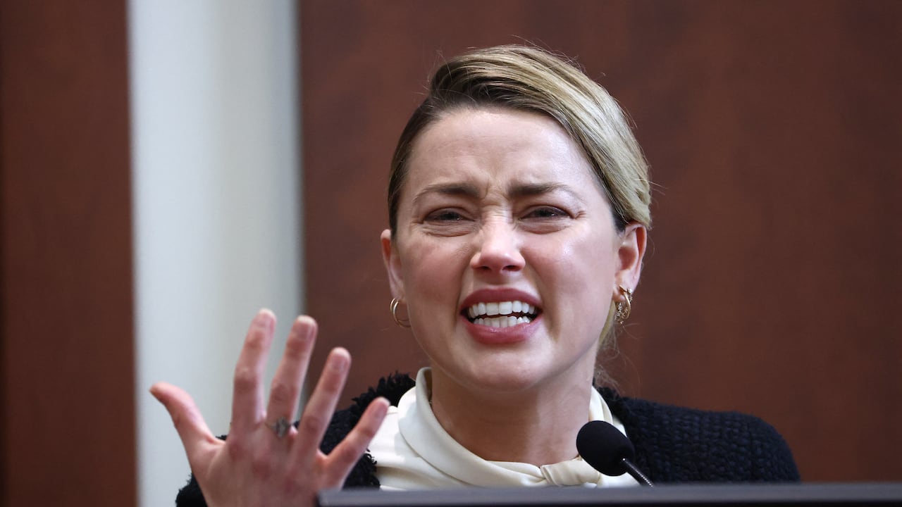 La actriz estadounidense Amber Heard testifica en el juzgado de circuito del condado de Fairfax en Fairfax, Virginia.