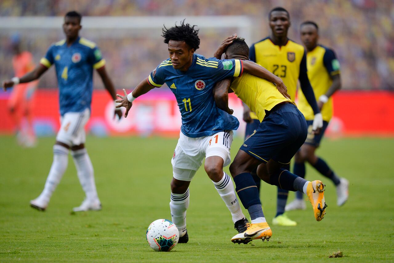 QUITO, ECUADOR - NOVEMBER 17: Juan Cuadrado of Colombia fights for the ball with Pervis Estupiñán of Ecuador during a match between Ecuador and Colombia as part of South American Qualifiers for World Cup FIFA Qatar 2022 at Rodrigo Paz Delgado Stadium on November 17, 2020 in Quito, Ecuador. (Photo by Rodrigo Buendia-Pool/Getty Images)