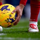 Trent Alexander-Arnold poniendo el balón en el córner durante un partido de Premier League