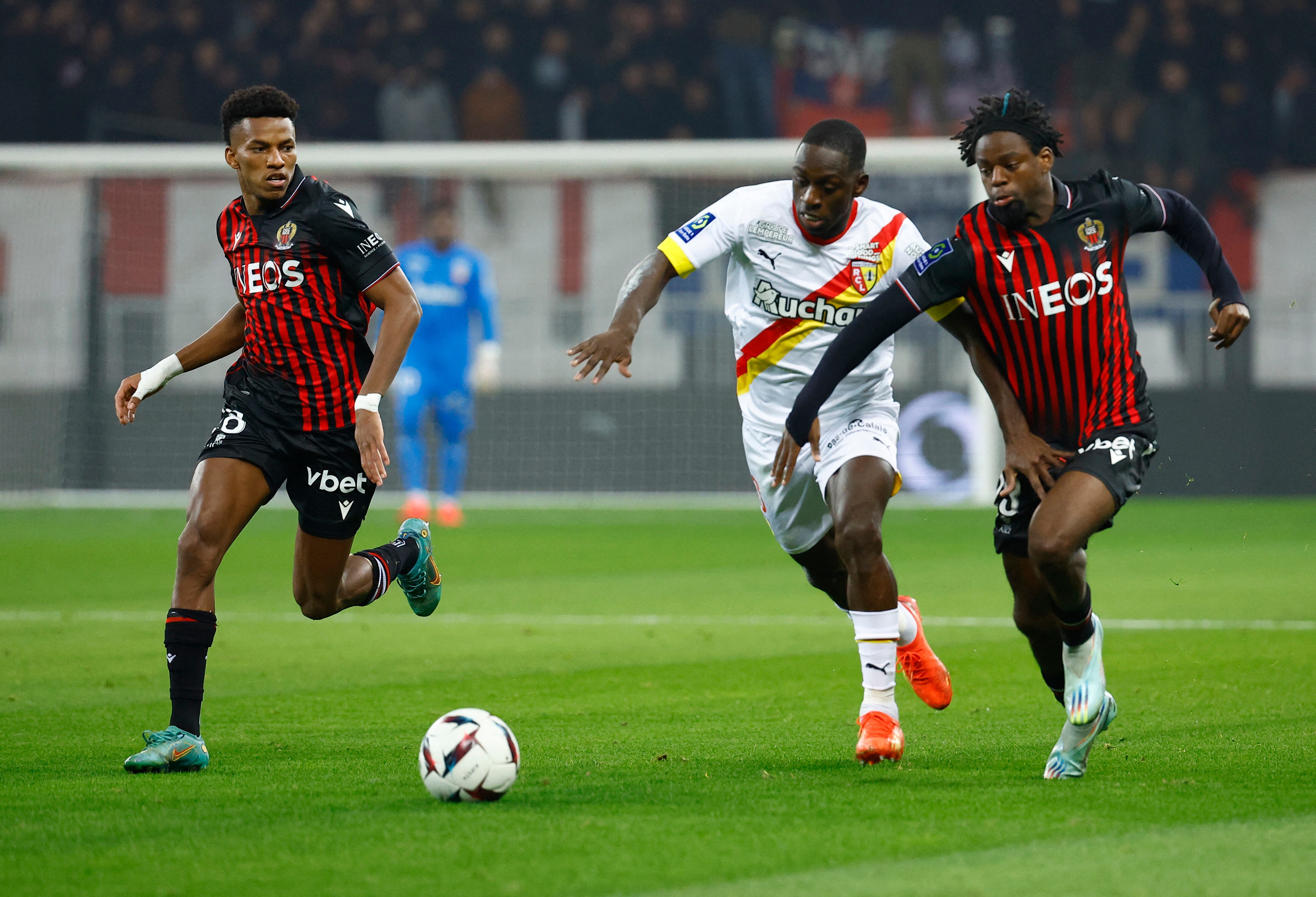 Soccer Football - Ligue 1 - OGC Nice v RC Lens - Allianz Riviera, Nice, France - December 29, 2022 RC Lens' Deiver Machado in action with OGC Nice's Antoine Mendy REUTERS/Eric Gaillard