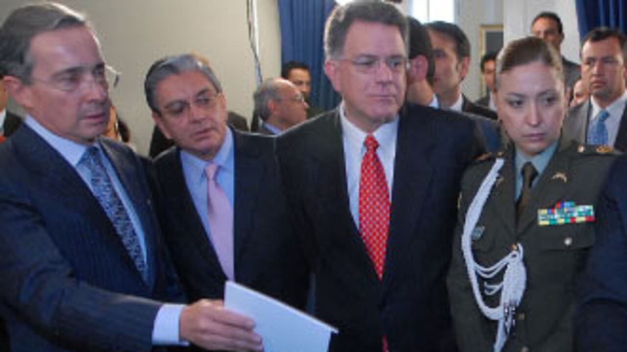 En la rueda de prensa el presidente Álvaro Uribe mostró el video de las cámaras de seguridad de la Casa de Nariño cuando ingresaron el abogado de ‘Don Berna’ y ‘Job’, un ex paramilitar