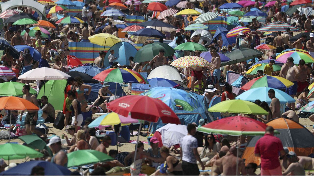 Coronavirus hoy: autoridades británicas piden prudencia ante playas repletas/Foto: AP
