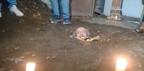 El hombre de 74 años de edad se enterró vivo en su casa en Usme como forma de protesta por la falta de ayudas económicas.