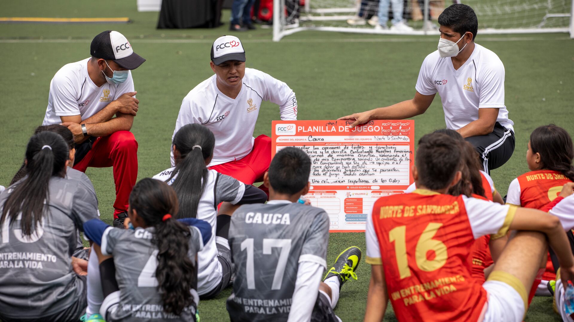 En el primer tiempo se establecieron acuerdos de convivencia relacionados con valores como la tolerancia, el respeto, la solidaridad, la honestidad, la asertividad y la comunicación.