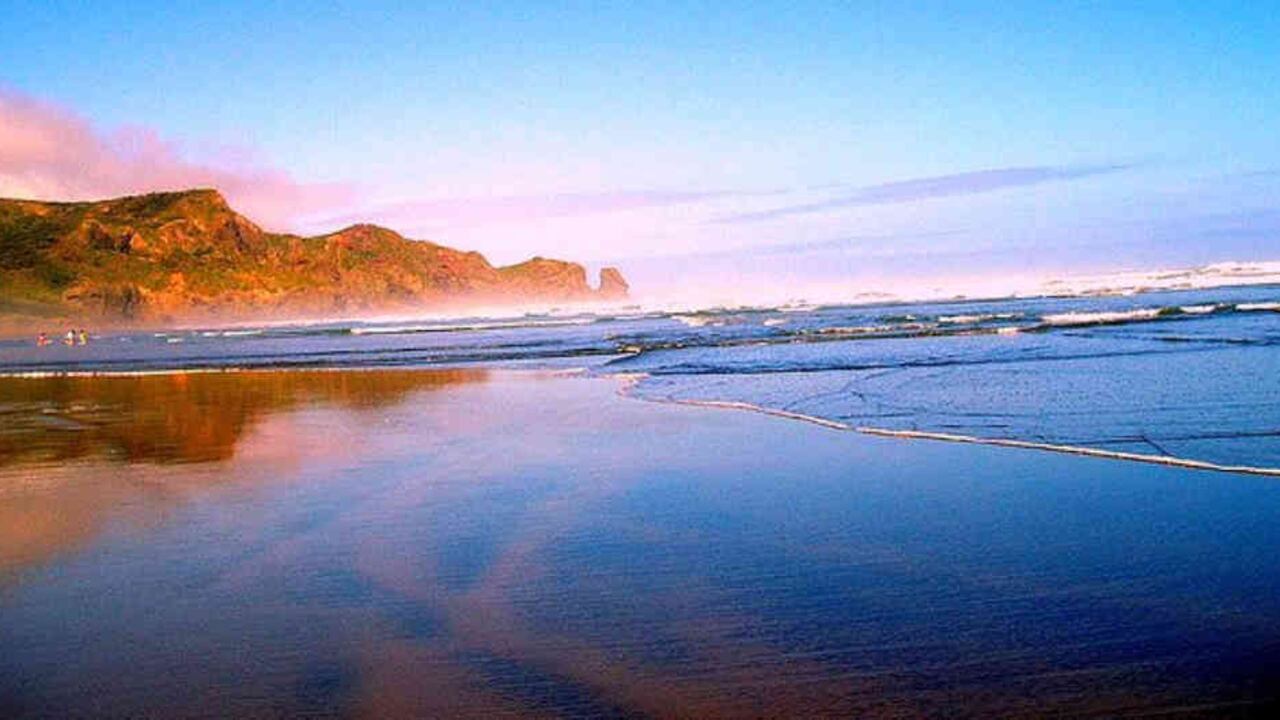 En la playa de Bethells, en la foto, aparecieron paquetes de cocaína con un valor estimado de 2 millones de dólares.