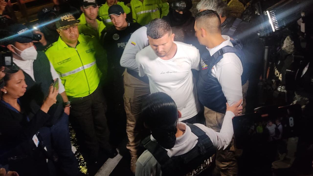 Alias Satanás, de camiseta blanca, fue entregado por la Policía de Ecuador, a Migración Colombia y a la Policía Nacional de nuestro país.
