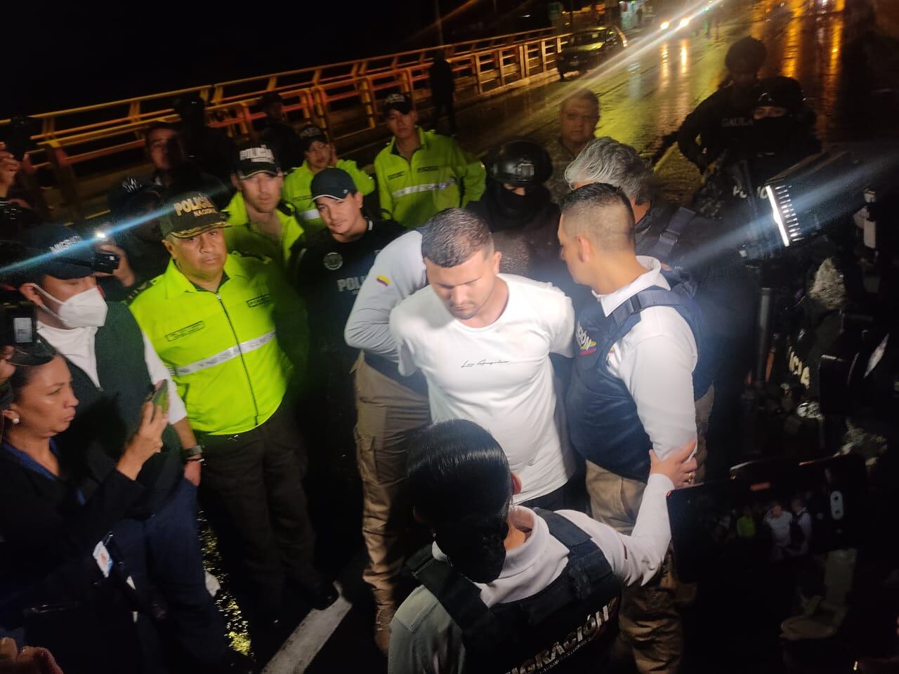 Alias Satanás, de camiseta blanca, fue entregado por la Policía de Ecuador, a Migración Colombia y a la Policía Nacional de nuestro país.