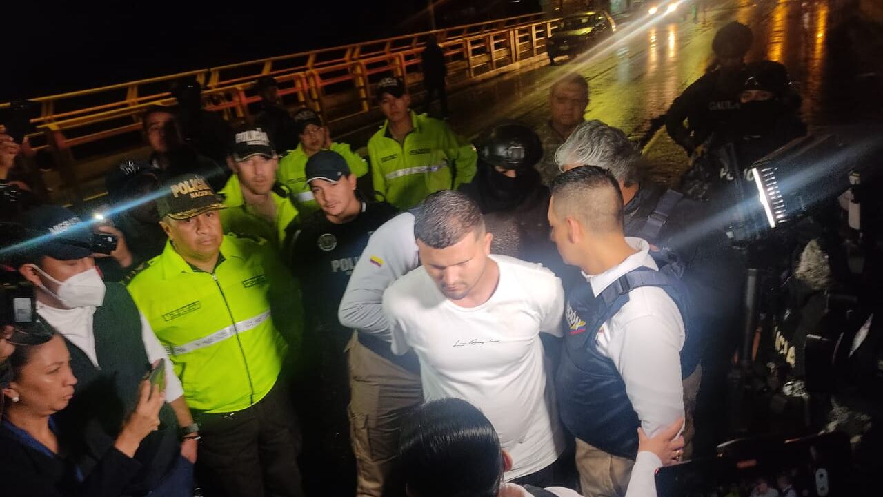 Alias Satanás, de camiseta blanca, fue entregado por la Policía de Ecuador, a Migración Colombia y a la Policía Nacional de nuestro país.