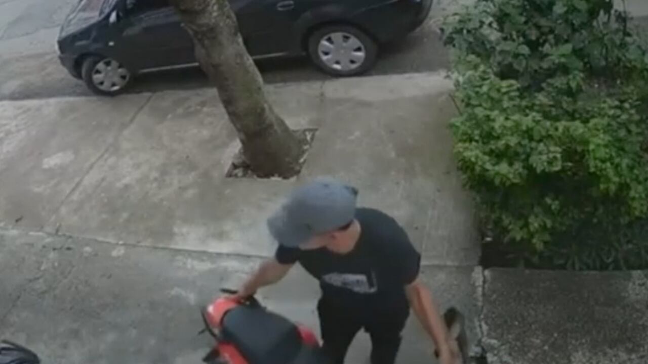 Momento en que el ladrón se disponía a llevar la moto