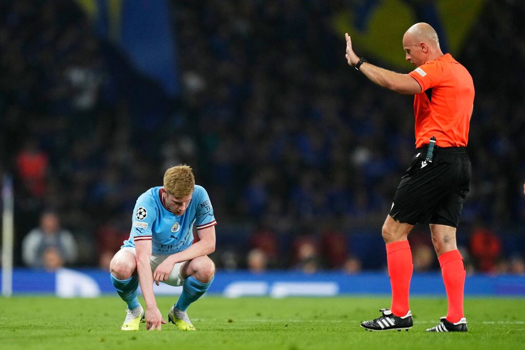 Kevin De Bruyne lesionado en la final de la Champions League, dirigida arbitralmente por Szymon Marciniak