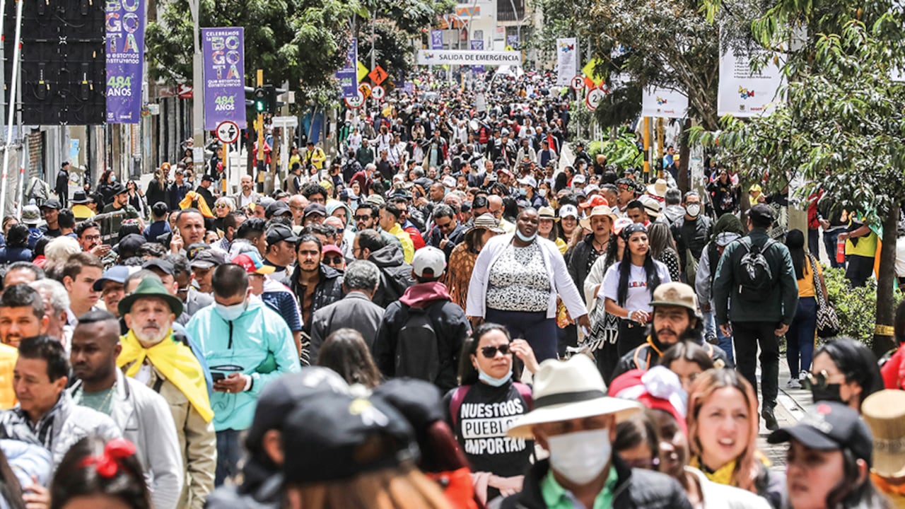 Desde la posesión de Ernesto Samper, el 7 de agosto no caía un domingo. La procesión de gente comenzaba casi desde el Planetario.