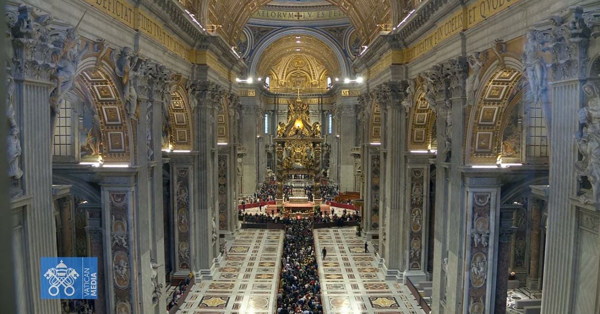 Feligreses le dan el adiós al Papa Francisco.