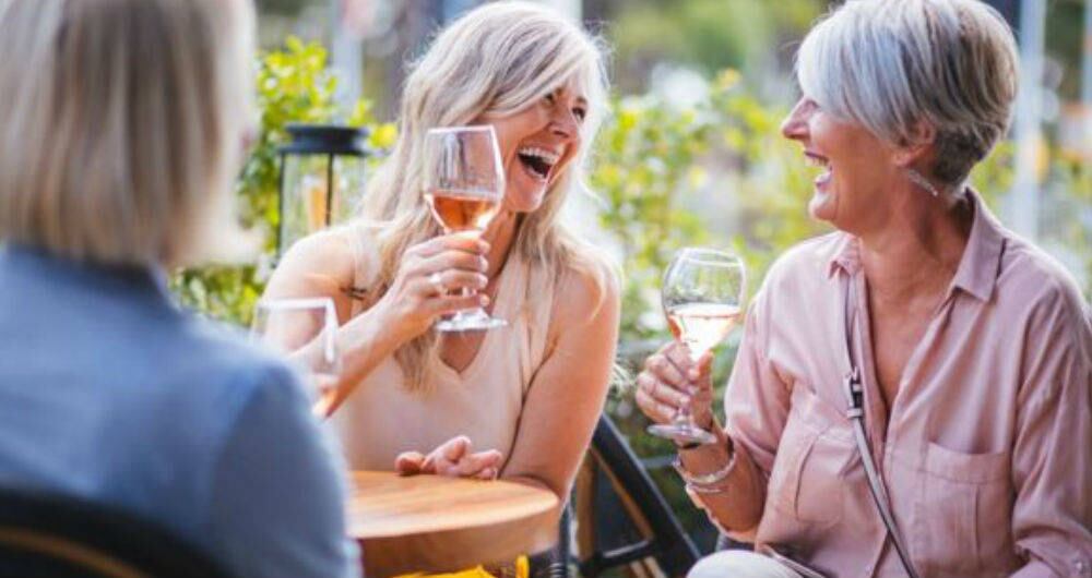 Para gozar de una buena salud en la vejez, la alimentación es un factor clave. Según estudios recientes, la ingesta de cinco comidas al día, contribuye al buen funcionamiento del organismo. Esto, siempre y cuando, las porciones sean moderadas y equilibradas.