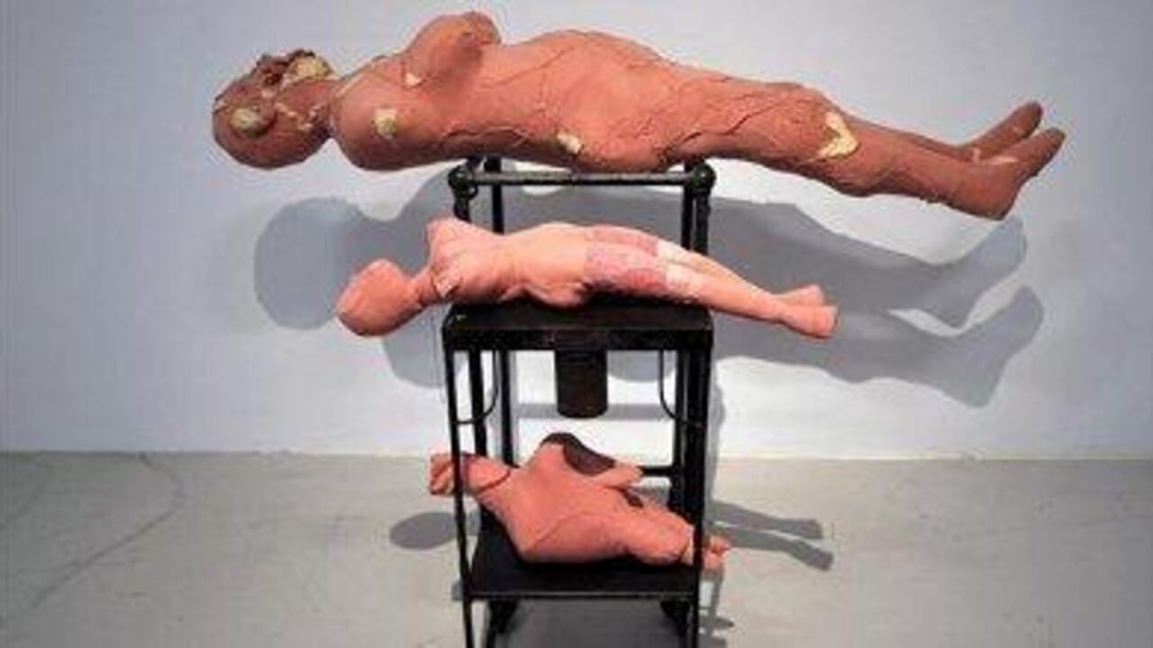 La escultura 'Three Horizontals' (1998) de la artista franco-estadounidense Louise Bourgeois, durante su exhibición en el Centre Pompidou, en París (Francia).